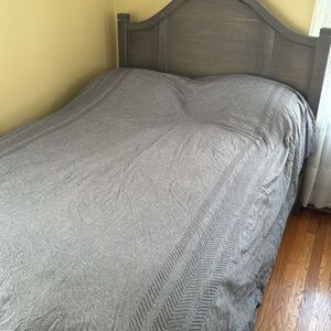 Full Size Comforter hardly used! 2 pillow shams included